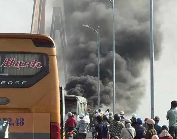 Ô tô bốc cháy dữ dội khi đang lên cầu Rạch Miễu