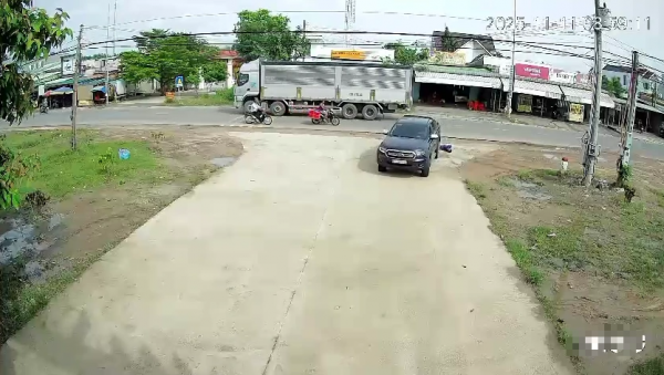 Ô tô cán hai cụ già rồi chở đi cấp cứu, không trình báo Ô tô cán hai cụ già rồi chở đi cấp cứu, không trình báo