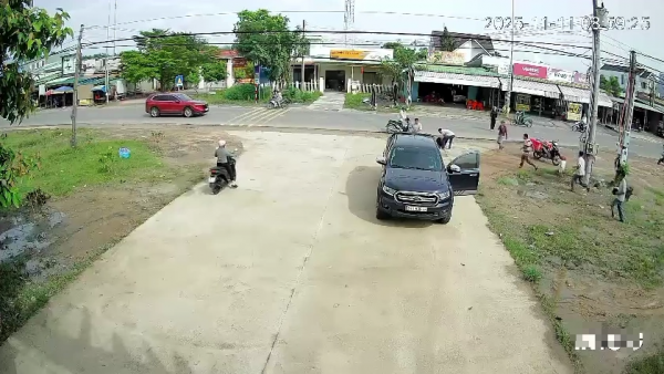 Ô tô cán hai cụ già rồi chở đi cấp cứu, không trình báo Ô tô cán hai cụ già rồi chở đi cấp cứu, không trình báo