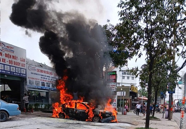 Ô tô cháy trơ khung sắt trước garage ở TP.HCM Ô tô cháy trơ khung sắt trước garage ở TP.HCM