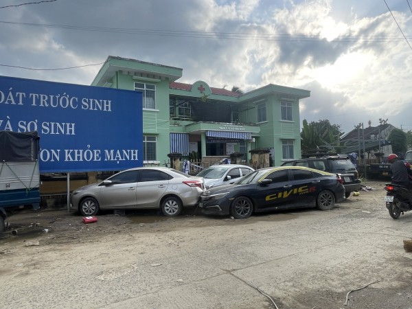 Ô tô 'cố thủ' trên cầu, đường ở Nha Trang sau mưa lũ, gây bức xúc