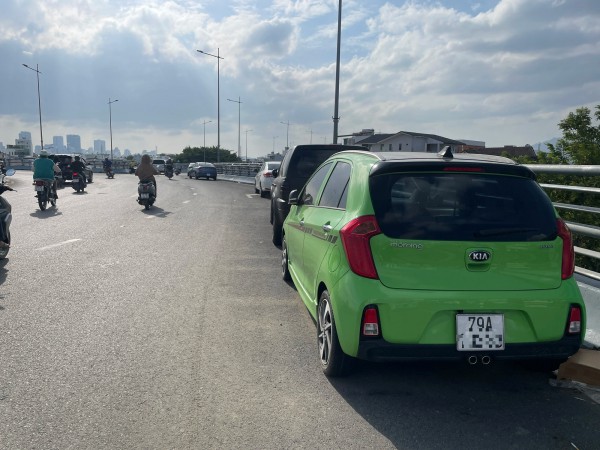 Ô tô 'cố thủ' trên cầu, đường ở Nha Trang sau mưa lũ, gây bức xúc