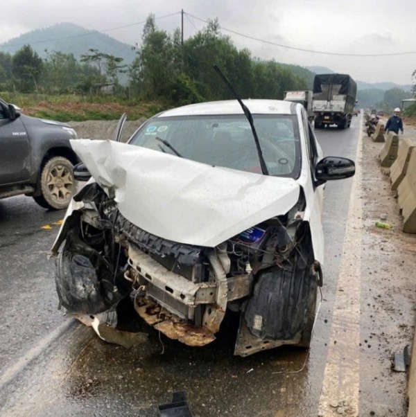Ô tô gặp nạn trên cao tốc La Sơn - Hòa Liên, một bé trai tử vong Ô tô gặp nạn trên cao tốc La Sơn - Hòa Liên, một bé trai tử vong