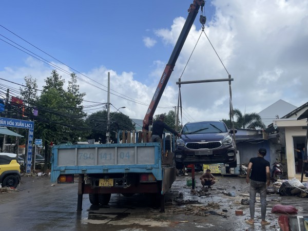 Ô tô hỏng sau lũ, hãng sửa xe ở Nha Trang hẹn khách 'ra tết lấy'