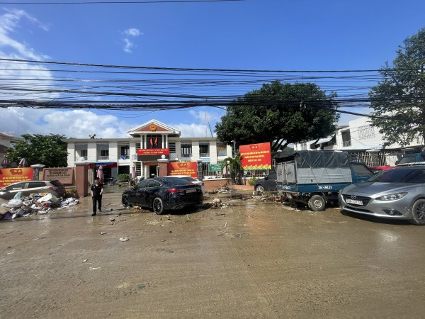 Ô tô hỏng sau lũ, hãng sửa xe ở Nha Trang hẹn khách 'ra tết lấy'