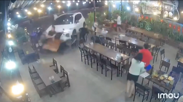 Ô tô lao vào quán nhậu ở Gia Lai, ít nhất 1 người tử vong