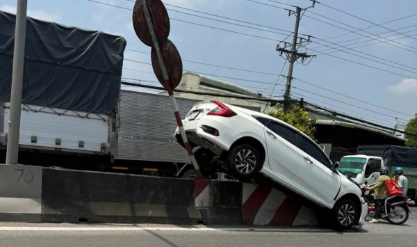 Ô tô nằm vắt ngang dải phân cách quốc lộ 1 sau tai nạn liên hoàn Ô tô nằm vắt ngang dải phân cách quốc lộ 1 sau tai nạn liên hoàn