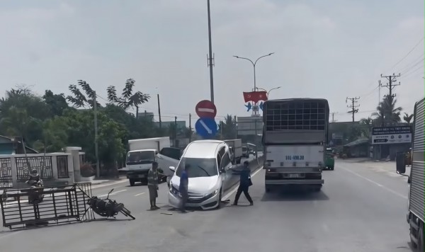 Ô tô nằm vắt ngang dải phân cách quốc lộ 1 sau tai nạn liên hoàn Ô tô nằm vắt ngang dải phân cách quốc lộ 1 sau tai nạn liên hoàn