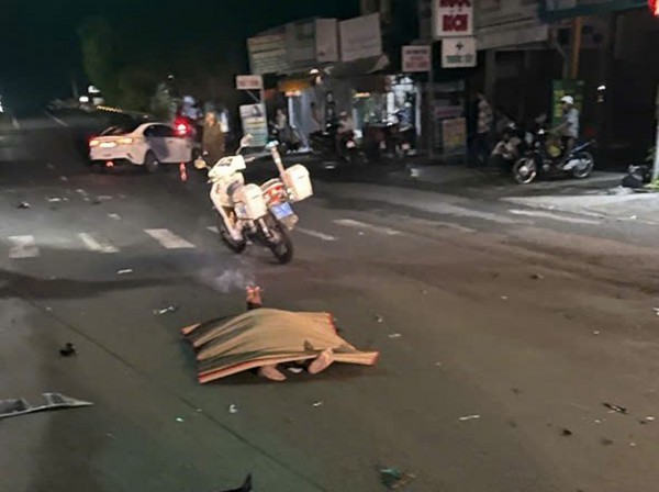 Ô tô tông xe máy đang dừng chờ đèn đỏ, 2 người tử vong