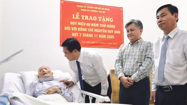 Ông Lê Quốc Phong trao Huy hiệu 60 năm tuổi Đảng đến cụ Nguyễn Duy Anh Ông Lê Quốc Phong trao Huy hiệu 60 năm tuổi Đảng đến cụ Nguyễn Duy Anh