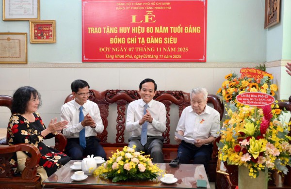 Ông Trần Lưu Quang trao Huy hiệu 80 năm tuổi Đảng tặng đảng viên gần 100 tuổi Ông Trần Lưu Quang trao Huy hiệu 80 năm tuổi Đảng tặng đảng viên gần 100 tuổi
