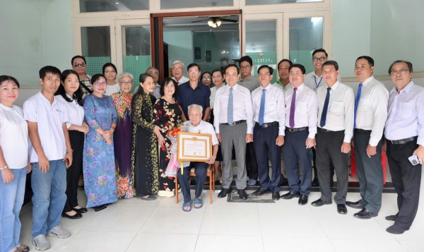 Ông Trần Lưu Quang trao Huy hiệu 80 năm tuổi Đảng tặng đảng viên gần 100 tuổi Ông Trần Lưu Quang trao Huy hiệu 80 năm tuổi Đảng tặng đảng viên gần 100 tuổi