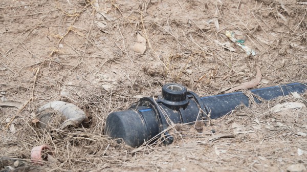 Ống nước kéo ngang nhà, người dân Biển Bạch vẫn chật vật mua từng lu nước Ống nước kéo ngang nhà, người dân Biển Bạch vẫn chật vật mua từng lu nước