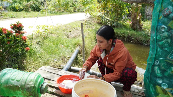 Ống nước kéo ngang nhà, người dân Biển Bạch vẫn chật vật mua từng lu nước Ống nước kéo ngang nhà, người dân Biển Bạch vẫn chật vật mua từng lu nước
