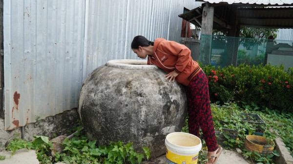 Ống nước kéo ngang nhà, người dân Biển Bạch vẫn chật vật mua từng lu nước Ống nước kéo ngang nhà, người dân Biển Bạch vẫn chật vật mua từng lu nước