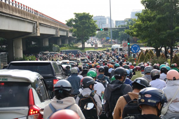 Ùn ứ cửa ngõ TP.HCM sau kỳ nghỉ lễ Ùn ứ cửa ngõ TP.HCM sau kỳ nghỉ lễ