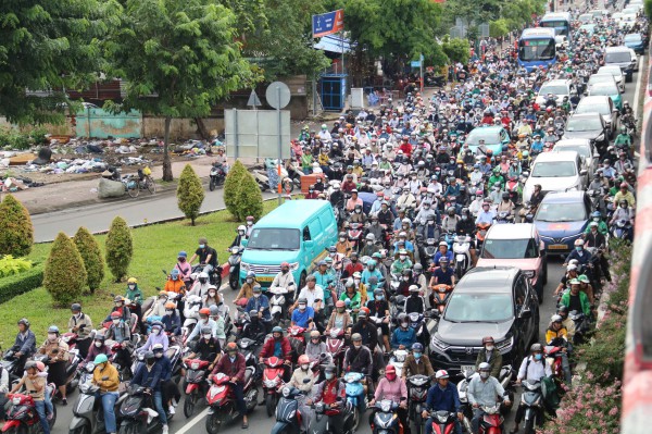 Ùn ứ cửa ngõ TP.HCM sau kỳ nghỉ lễ Ùn ứ cửa ngõ TP.HCM sau kỳ nghỉ lễ