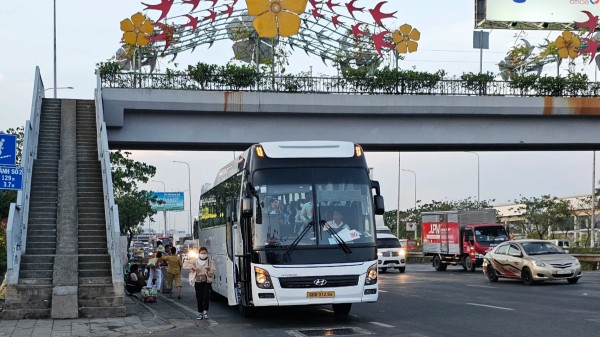 Ùn ứ cửa ngõ TP.HCM, 'xe dù' bất chấp đón khách loạn xạ