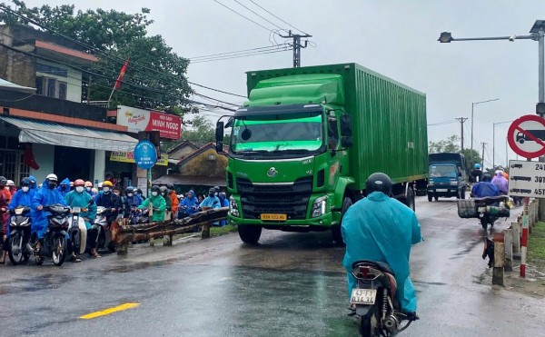 Ùn ứ cuối năm vì cấm ô tô, sửa cầu trên QL1: Khu quản lý Đường bộ 3 nói gì?