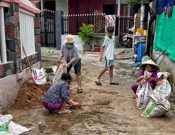 Ứng phó bão số 13 Kalmaegi: Người dân Đắk Lắk gia cố nhà cửa, di dời bè nuôi tôm hùm Ứng phó bão số 13 Kalmaegi: Người dân Đắk Lắk gia cố nhà cửa, di dời bè nuôi tôm hùm