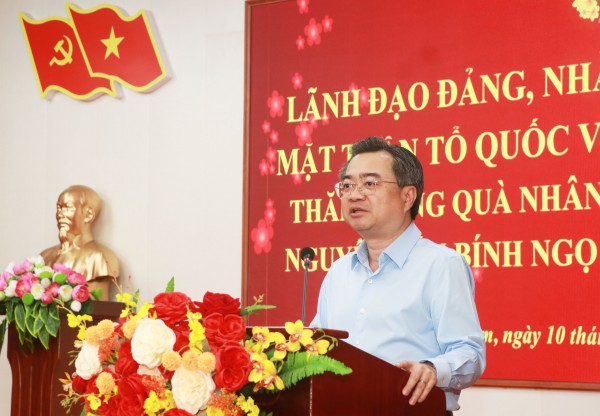 Ủy viên Bộ Chính trị Nguyễn Thanh Nghị tặng quà tết ở Cà Mau