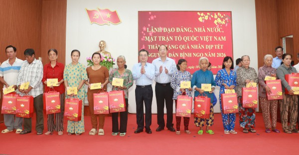 Ủy viên Bộ Chính trị Nguyễn Thanh Nghị tặng quà tết ở Cà Mau