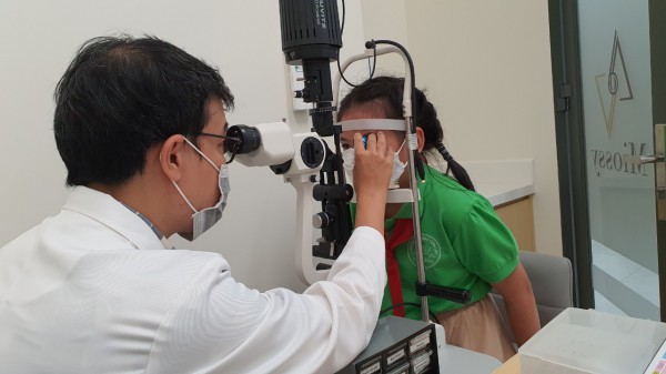 1 tỉ người sẽ cận thị nặng: Báo động cho học sinh Việt Nam