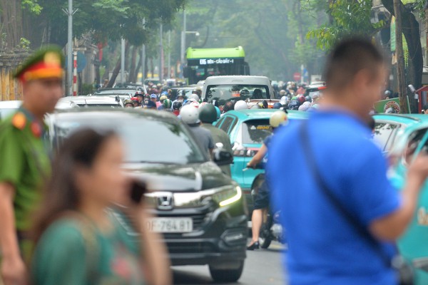 100.000 học sinh Hà Nội làm thủ tục thi vào 10: Nhiều thí sinh quên mang CCCD