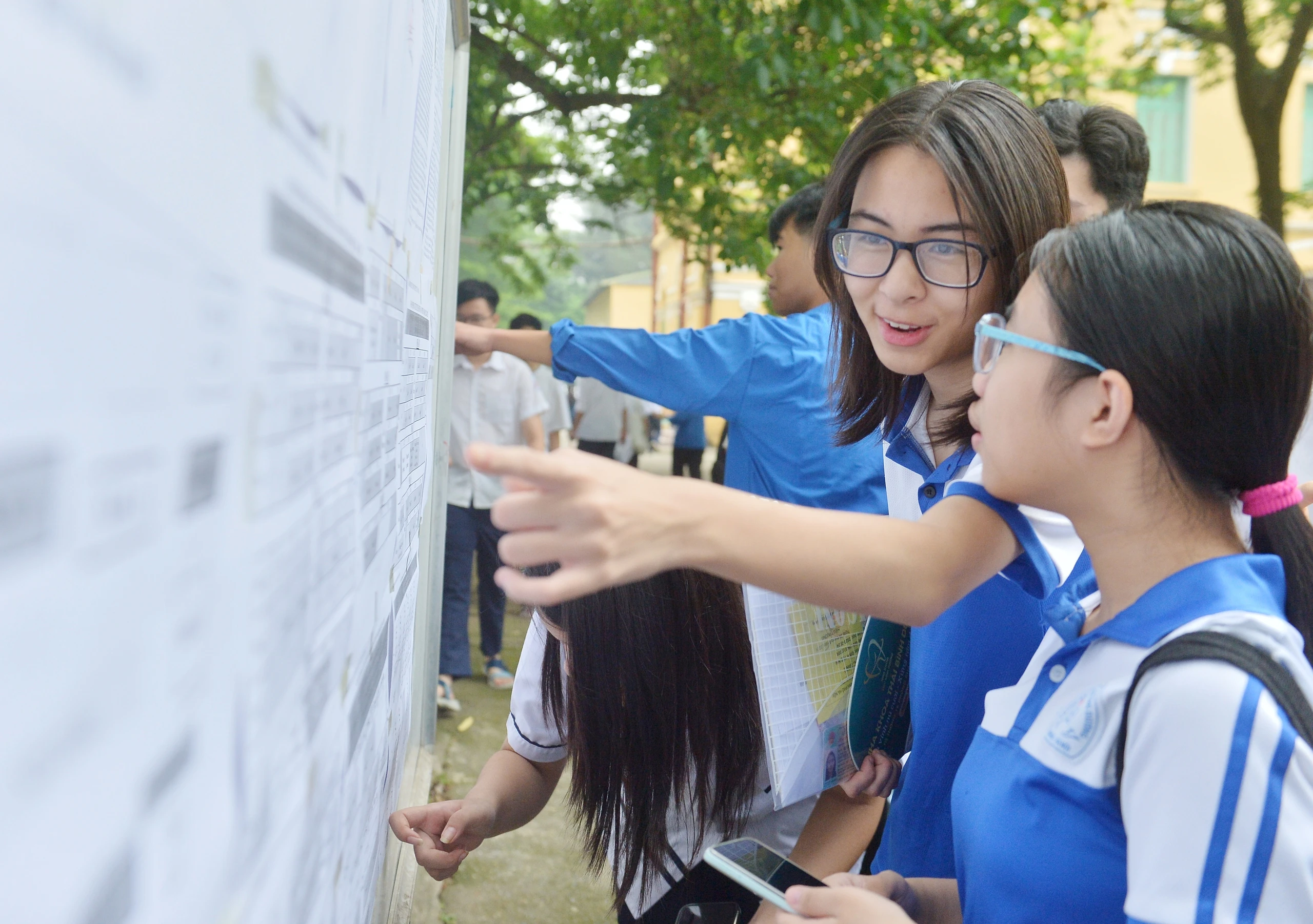 100.000 học sinh Hà Nội làm thủ tục thi vào 10: Nhiều thí sinh quên mang CCCD