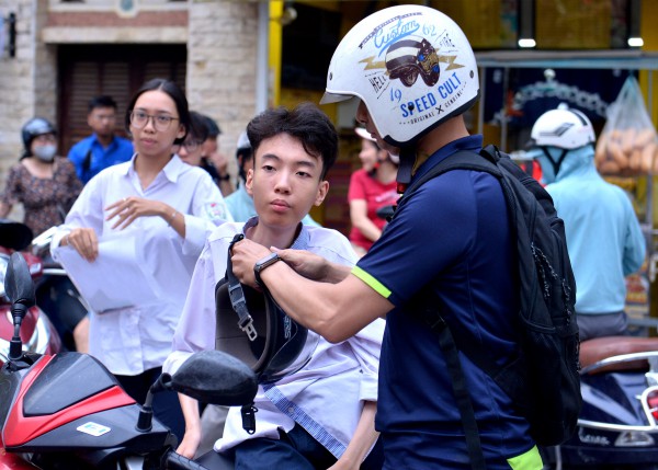 18 năm làm 'đôi chân' cho con, người cha mong con chạm tới ước mơ luật sư 18 năm làm 'đôi chân' cho con, người cha mong con chạm tới ước mơ luật sư