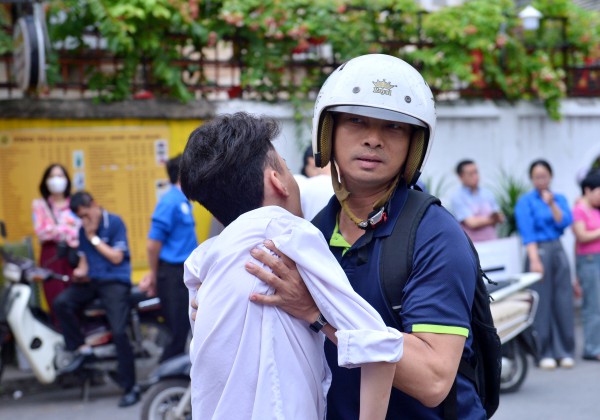 18 năm làm 'đôi chân' cho con, người cha mong con chạm tới ước mơ luật sư 18 năm làm 'đôi chân' cho con, người cha mong con chạm tới ước mơ luật sư