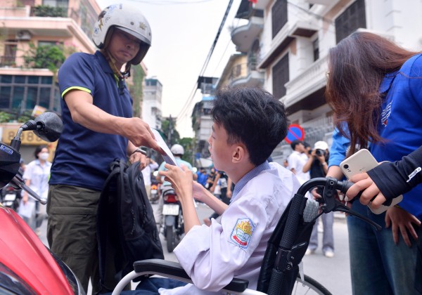 18 năm làm 'đôi chân' cho con, người cha mong con chạm tới ước mơ luật sư 18 năm làm 'đôi chân' cho con, người cha mong con chạm tới ước mơ luật sư
