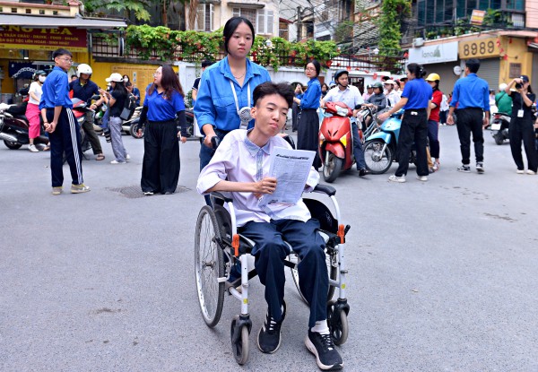 18 năm làm 'đôi chân' cho con, người cha mong con chạm tới ước mơ luật sư 18 năm làm 'đôi chân' cho con, người cha mong con chạm tới ước mơ luật sư