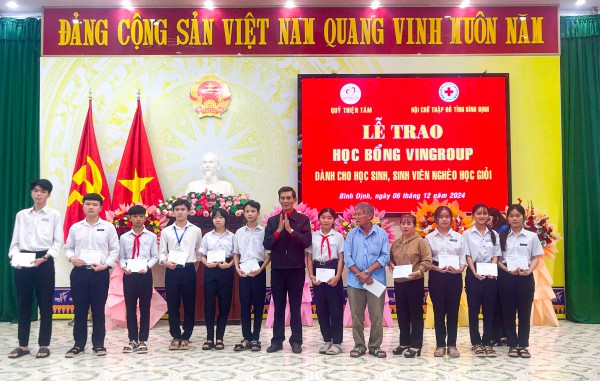 187 học sinh, sinh viên nghèo học giỏi nhận học bổng Vingroup