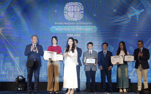 3 học sinh Việt nhận học bổng du học Mỹ, tổng trị giá gần 5 tỉ đồng 3 học sinh Việt nhận học bổng du học Mỹ, tổng trị giá gần 5 tỉ đồng