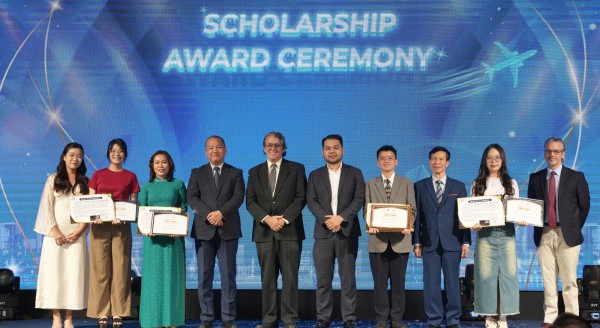 3 học sinh Việt nhận học bổng du học Mỹ, tổng trị giá gần 5 tỉ đồng 3 học sinh Việt nhận học bổng du học Mỹ, tổng trị giá gần 5 tỉ đồng