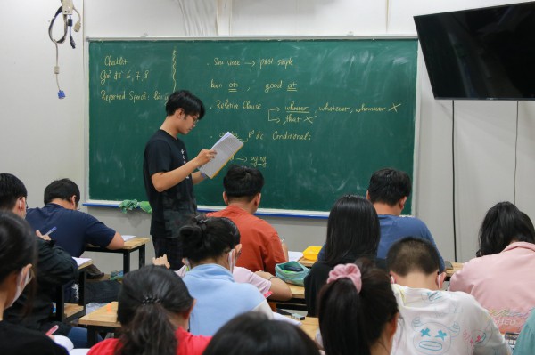 4.0 IELTS thành 10 điểm tốt nghiệp THPT: Nâng mức sàn bao nhiêu là phù hợp?