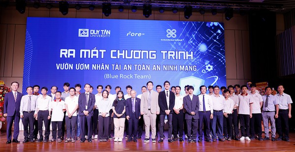 40 sinh viên ĐH Duy Tân được trả 400 - 800 USD/tháng qua hợp tác với Fore 40 sinh viên ĐH Duy Tân được trả 400 - 800 USD/tháng qua hợp tác với Fore