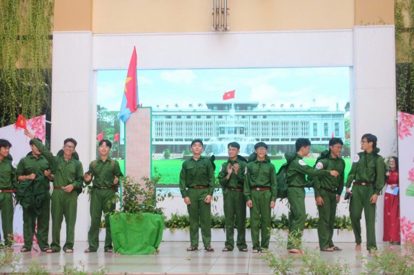 50 năm đất nước thống nhất: Những cách chào đón đại lễ của học sinh
