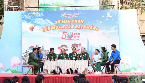50 năm đất nước thống nhất: Những câu chuyện lịch sử được kể lại giữa sân trường 50 năm đất nước thống nhất: Những câu chuyện lịch sử được kể lại giữa sân trường