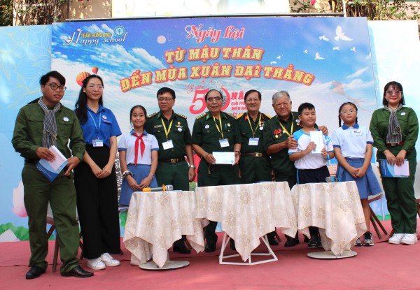 50 năm đất nước thống nhất: Những câu chuyện lịch sử được kể lại giữa sân trường 50 năm đất nước thống nhất: Những câu chuyện lịch sử được kể lại giữa sân trường