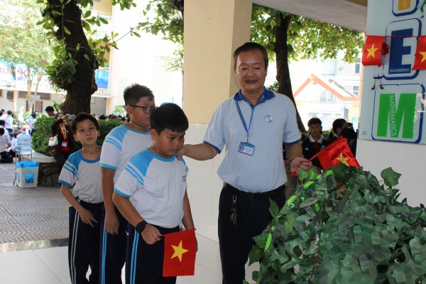 50 năm đất nước thống nhất: Những câu chuyện lịch sử được kể lại giữa sân trường 50 năm đất nước thống nhất: Những câu chuyện lịch sử được kể lại giữa sân trường
