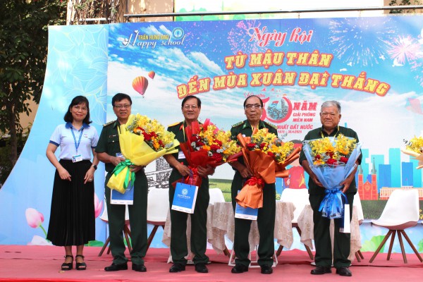 50 năm đất nước thống nhất: Những câu chuyện lịch sử được kể lại giữa sân trường 50 năm đất nước thống nhất: Những câu chuyện lịch sử được kể lại giữa sân trường