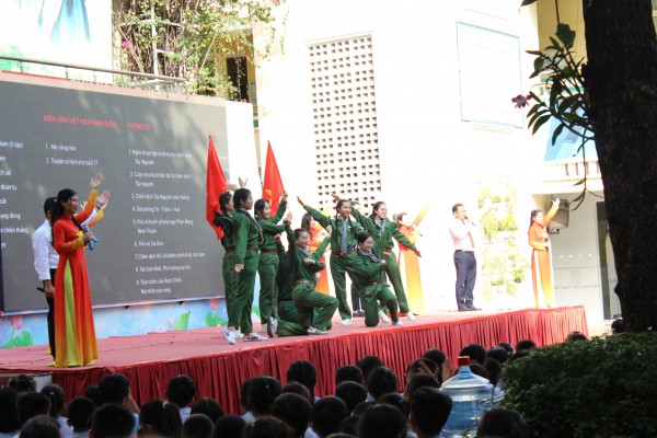 50 năm đất nước thống nhất: Những câu chuyện lịch sử được kể lại giữa sân trường 50 năm đất nước thống nhất: Những câu chuyện lịch sử được kể lại giữa sân trường