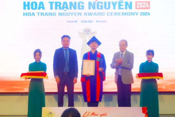 53 học sinh giỏi quốc gia và cấp tỉnh được nhận giải thưởng Hoa Trạng Nguyên