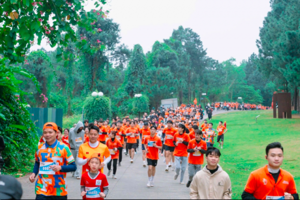 600 giảng viên, sinh viên cùng chạy bộ