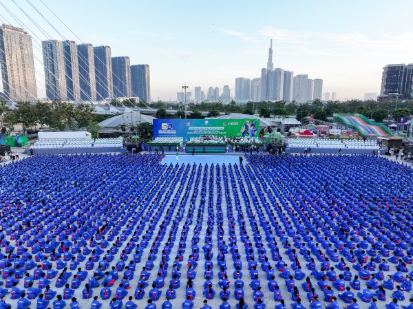 60.000 học sinh đồng diễn võ nhạc Vovinam lập ‘kỷ lục kép’ Việt Nam và thế giới 60.000 học sinh đồng diễn võ nhạc Vovinam lập ‘kỷ lục kép’ Việt Nam và thế giới