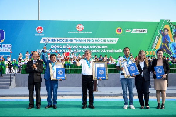 60.000 học sinh đồng diễn võ nhạc Vovinam lập ‘kỷ lục kép’ Việt Nam và thế giới 60.000 học sinh đồng diễn võ nhạc Vovinam lập ‘kỷ lục kép’ Việt Nam và thế giới