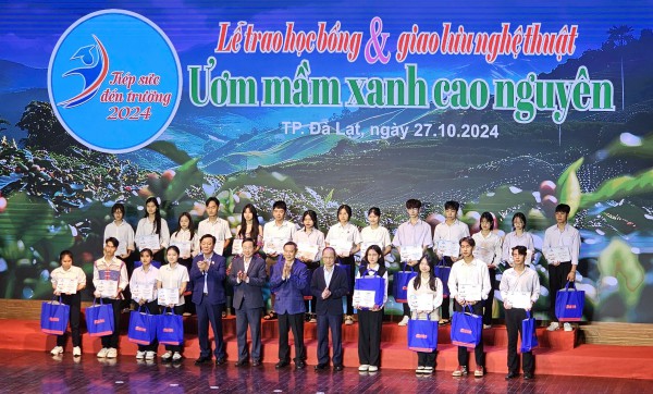 90 tân sinh viên Tây nguyên nhận học bổng hơn 1,3 tỉ đồng