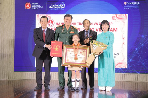 Anh hùng Phạm Tuân trao kỷ lục cho học sinh 7 tuổi xuất bản truyện tranh